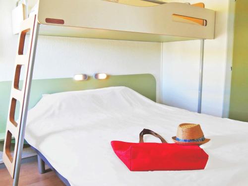 TRIPLE - Habitación con una cama grande y una litera del hotel Ibis Budget Lisieux. Foto 8