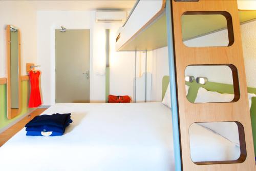 TRIPLE - Habitación con una cama grande y una litera del hotel Ibis Budget Lisieux. Foto 11