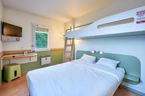 TRIPLE - Habitación con una cama grande y una litera del hotel Ibis Budget Lisieux. Foto 18