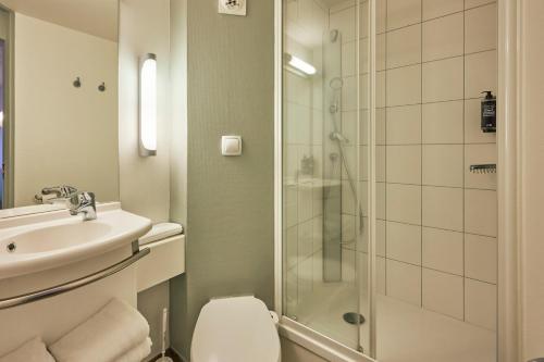 TRIPLE - Habitación con una cama grande y una litera del hotel Ibis Budget Lisieux. Foto 19