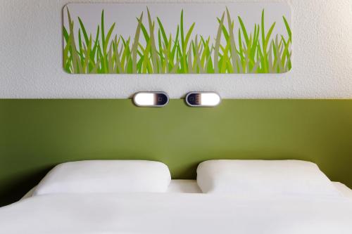 TRIPLE - Habitación con una cama grande y una litera del hotel Ibis Budget Lisieux. Foto 21