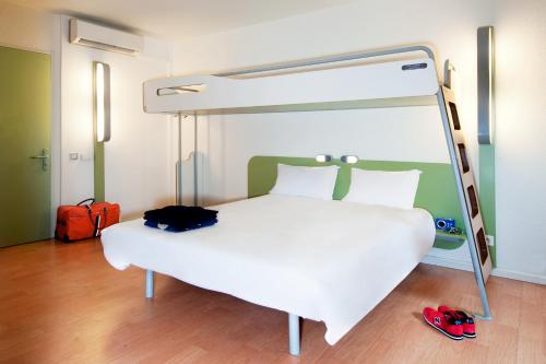 TRIPLE - Habitación con una cama grande y una litera del hotel Ibis Budget Lisieux. Foto 23