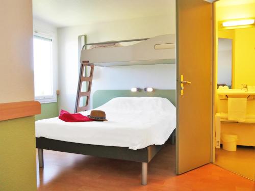 TRIPLE - Habitación con una cama grande y una litera del hotel Ibis Budget Lisieux. Foto 24