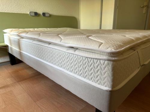 TRIPLE - Habitación con una cama grande y una litera del hotel Ibis Budget Lisieux. Foto 27