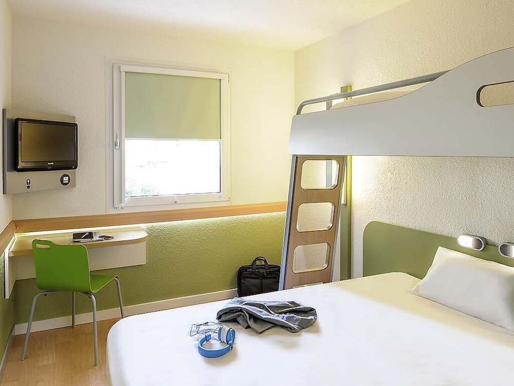 TRIPLE - Habitación con una cama grande y una cama litera del hotel ibis budget Rouen Sud Zenith. Foto 2