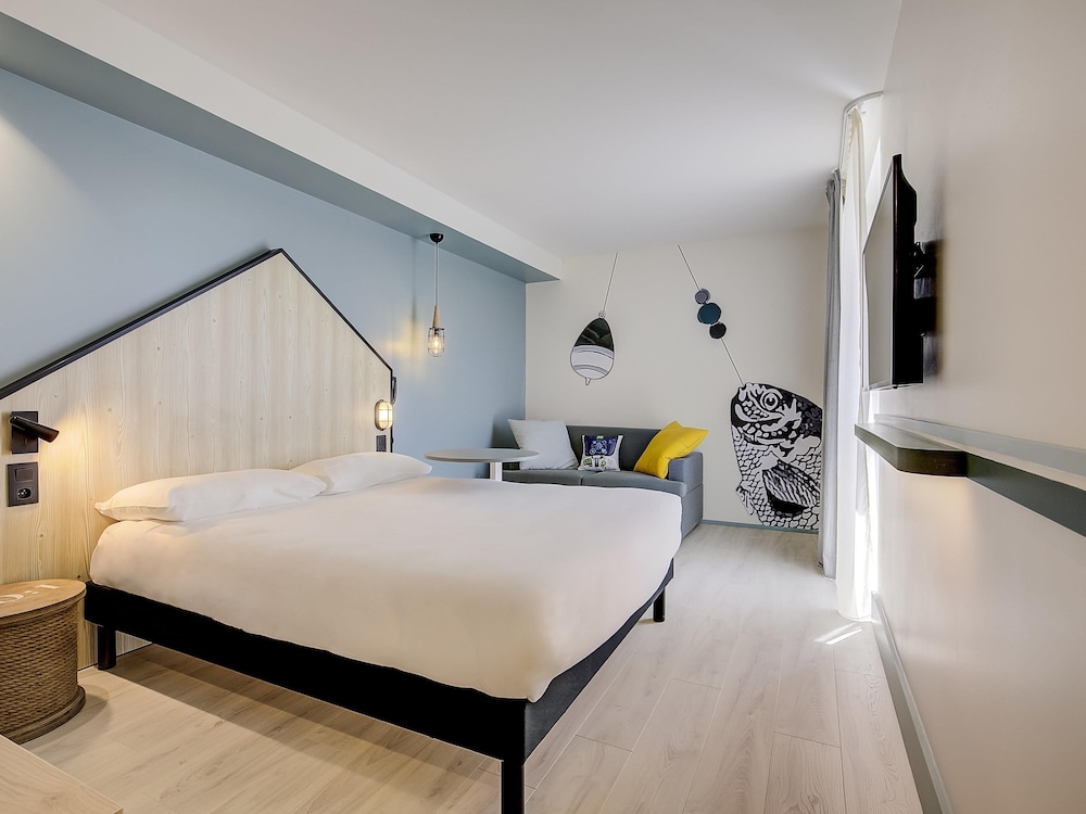 Habitación familiar - cama grande y sofá convertible del hotel ibis Styles Arcachon Gujan Mestras