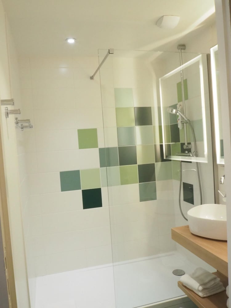 Habitación estándar con 2 camas individuales del hotel ibis Styles Arcachon Gujan Mestras. Foto 3
