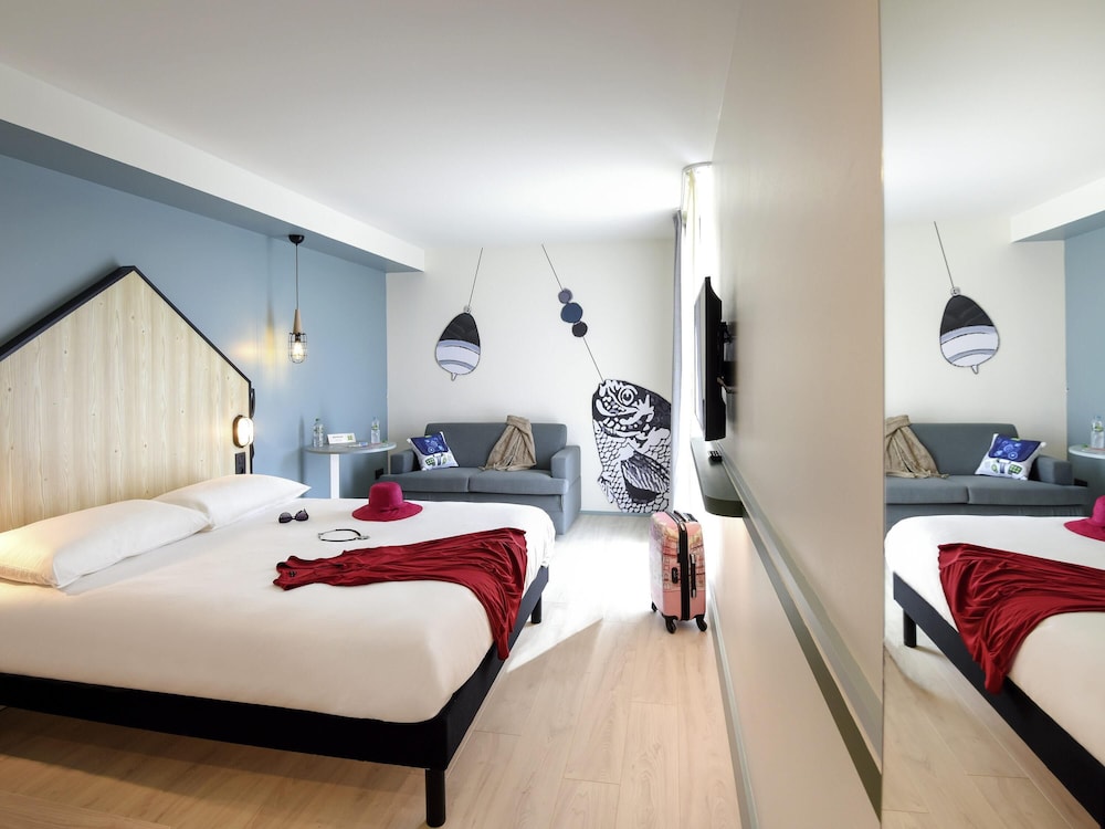Habitación familiar - cama grande y sofá convertible del hotel ibis Styles Arcachon Gujan Mestras. Foto 2