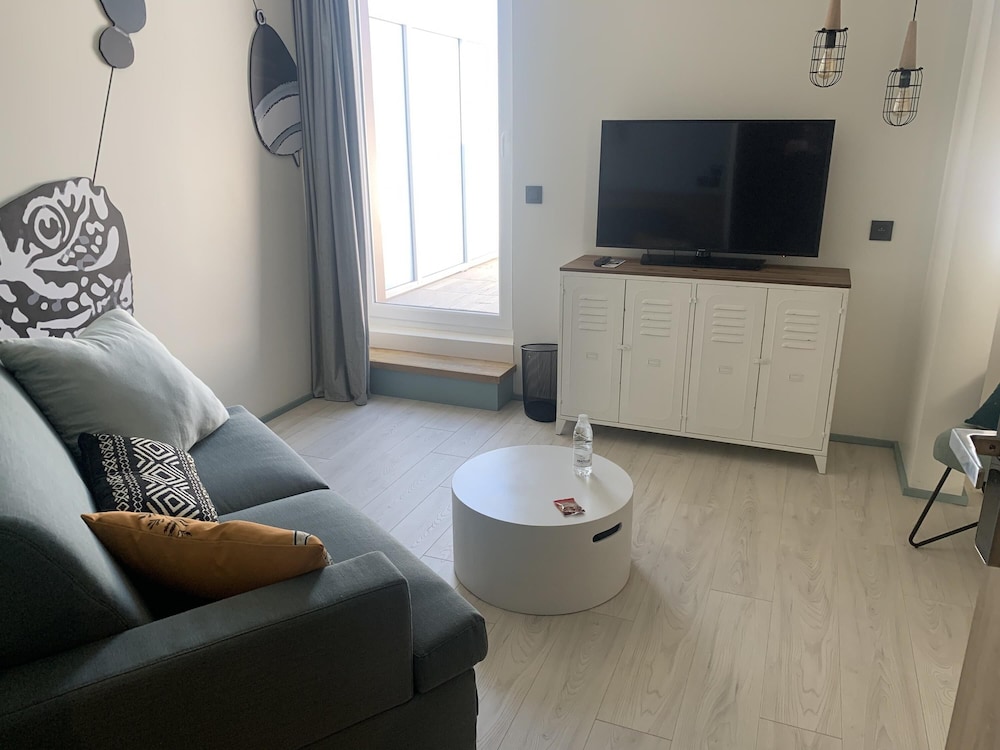 Habitación familiar - cama grande y sofá convertible del hotel ibis Styles Arcachon Gujan Mestras. Foto 3