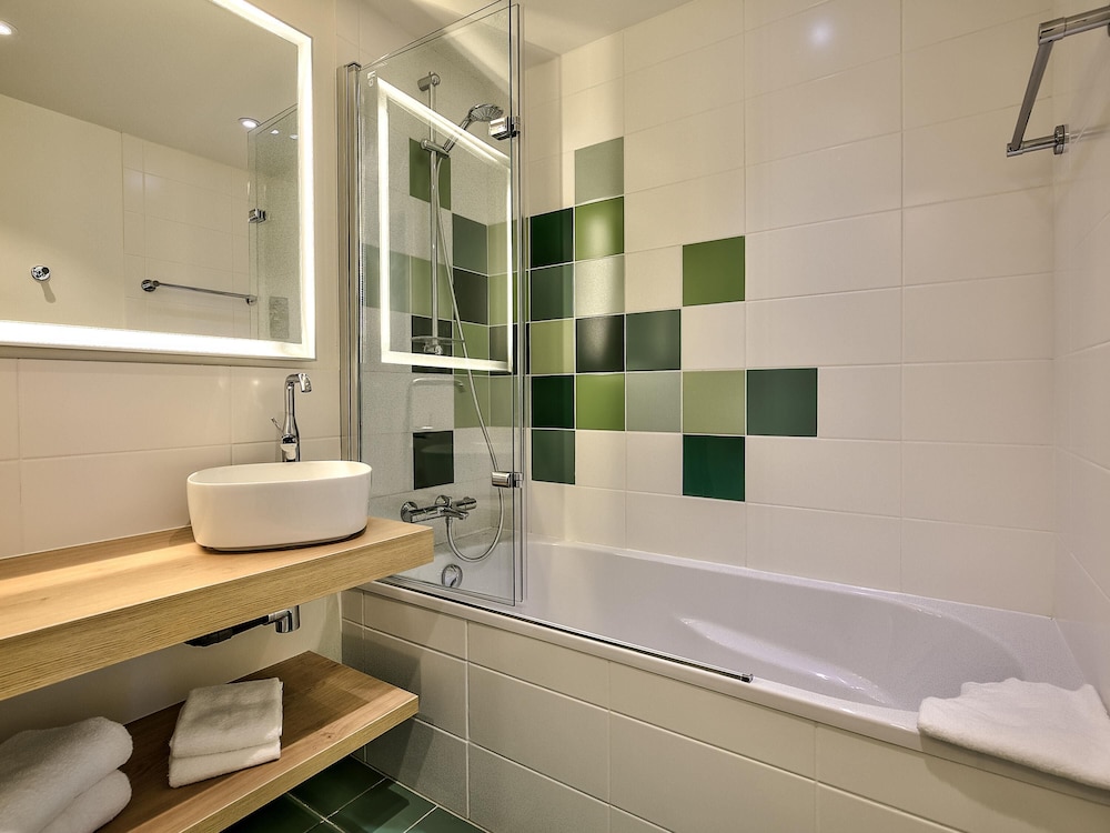 Habitación familiar - cama grande y sofá convertible del hotel ibis Styles Arcachon Gujan Mestras. Foto 4
