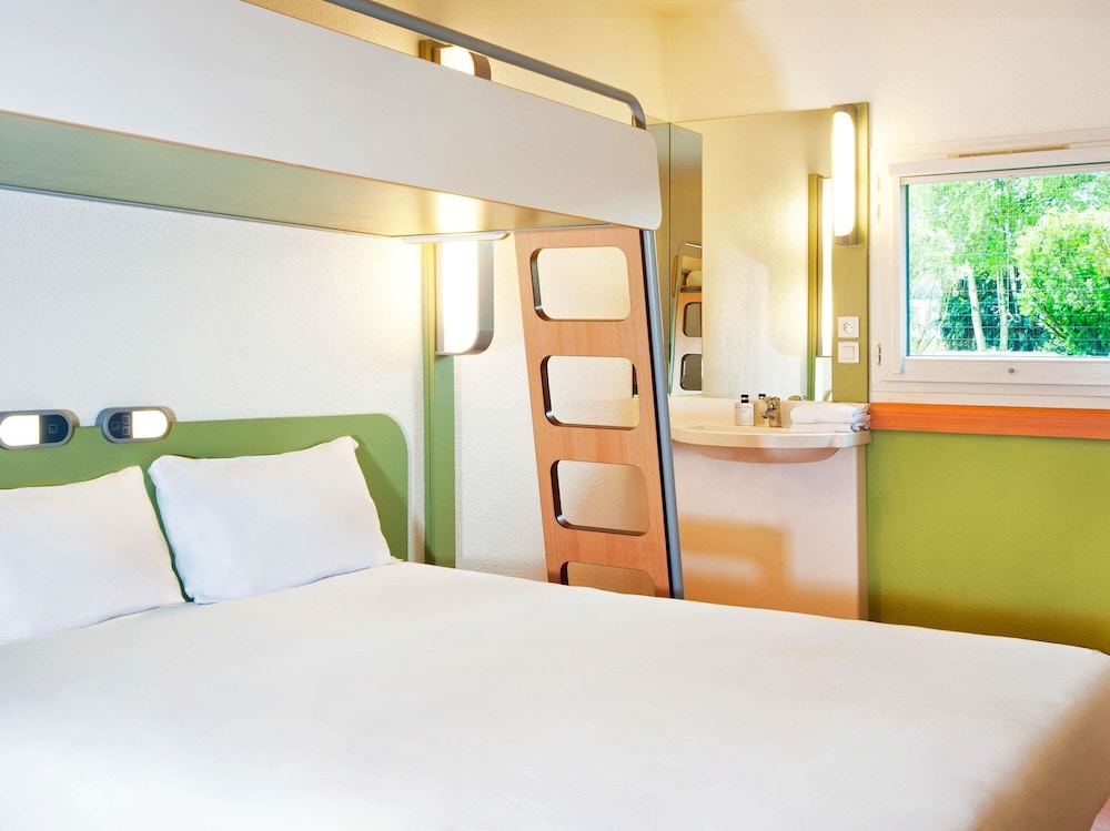 TRIPLE - Habitación con una cama grande y una litera del hotel Ibis Budget Bordeaux Centre Bastide. Foto 3