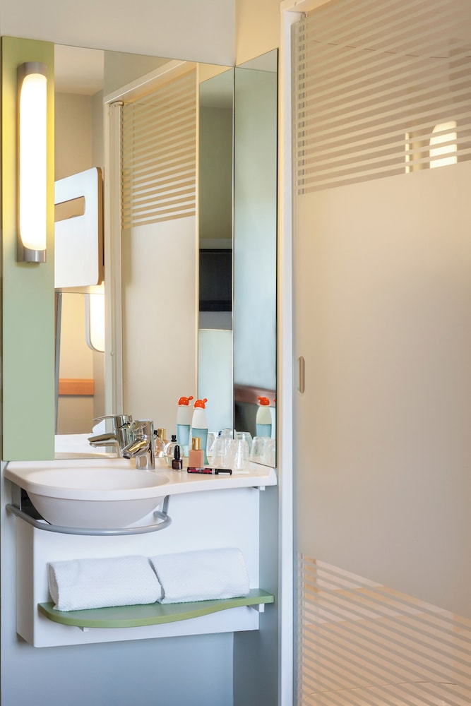 TRIPLE - Habitación con una cama grande y una litera del hotel Ibis Budget Bordeaux Centre Bastide. Foto 4