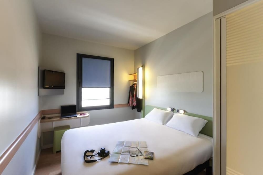 Una cama doble estándar del hotel Ibis Budget Bordeaux Centre Bastide. Foto 1