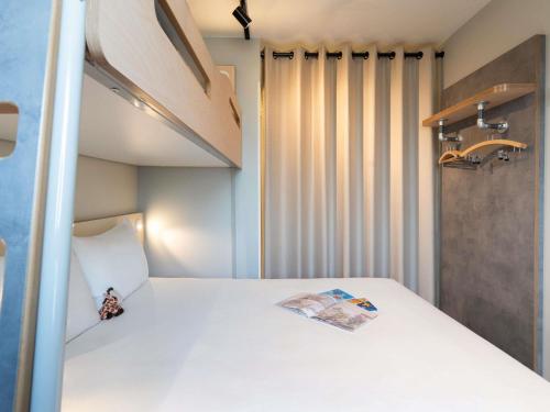 Habitación con una cama grande y una litera del hotel Ibis Budget Issy Les Moulineaux Paris Ouest. Foto 2