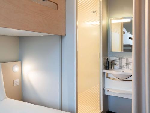 Habitación con una cama grande y una litera del hotel Ibis Budget Issy Les Moulineaux Paris Ouest. Foto 5