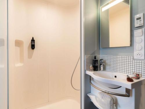 Habitación DOBLE con una cama de gran tamaño del hotel Ibis Budget Issy Les Moulineaux Paris Ouest