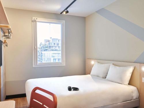 Habitación DOBLE con una cama de gran tamaño del hotel Ibis Budget Issy Les Moulineaux Paris Ouest. Foto 1