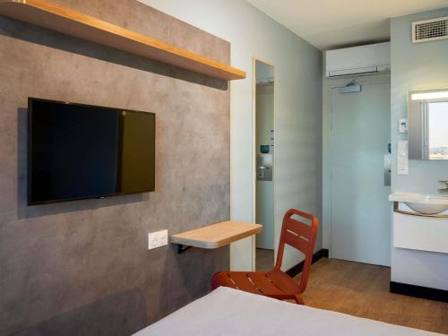 Habitación DOBLE con una cama de gran tamaño del hotel Ibis Budget Issy Les Moulineaux Paris Ouest. Foto 2