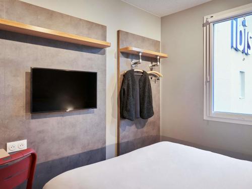 Habitación DOBLE con una cama de gran tamaño del hotel Ibis Budget Issy Les Moulineaux Paris Ouest. Foto 3