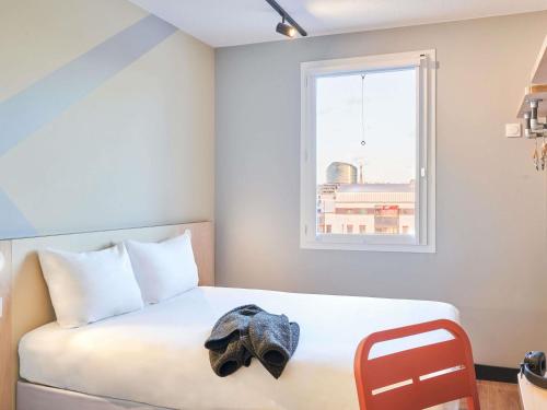 Habitación DOBLE con una cama de gran tamaño del hotel Ibis Budget Issy Les Moulineaux Paris Ouest. Foto 4