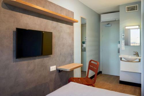 Habitación DOBLE con una cama de gran tamaño del hotel Ibis Budget Issy Les Moulineaux Paris Ouest. Foto 5