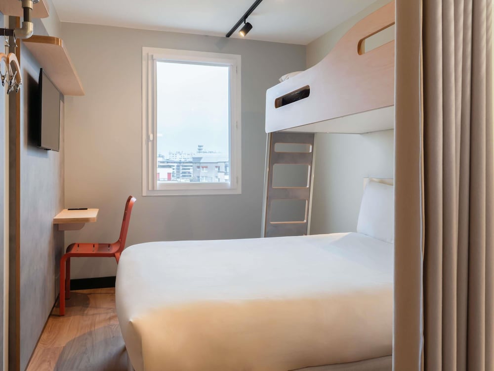 Habitación triple con balcón del hotel Ibis Budget Issy Les Moulineaux Paris Ouest. Foto 3
