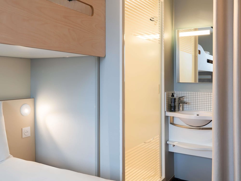 Habitación triple con balcón del hotel Ibis Budget Issy Les Moulineaux Paris Ouest. Foto 6