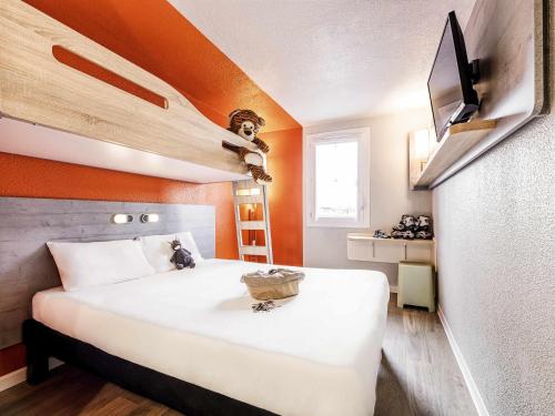 Habitación Triple con cama doble y litera del hotel Ibis Budget Perpignan Sud. Foto 2