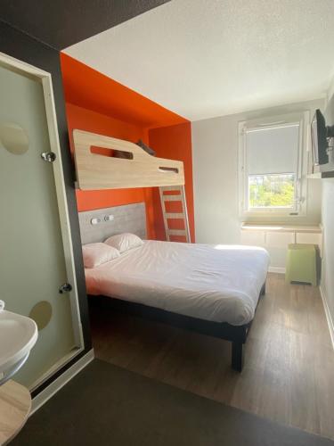 Habitación Triple con cama doble y litera del hotel Ibis Budget Perpignan Sud. Foto 8
