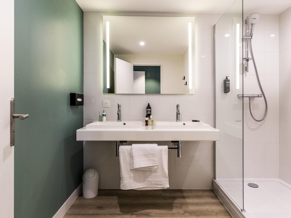 Suite estándar con 1 cama doble y 2 camas individuales del hotel Ibis Styles Limoges Centre. Foto 1