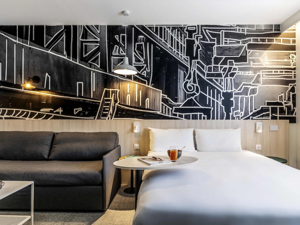 Suite estándar con 1 cama doble y 2 camas individuales del hotel Ibis Styles Limoges Centre. Foto 2