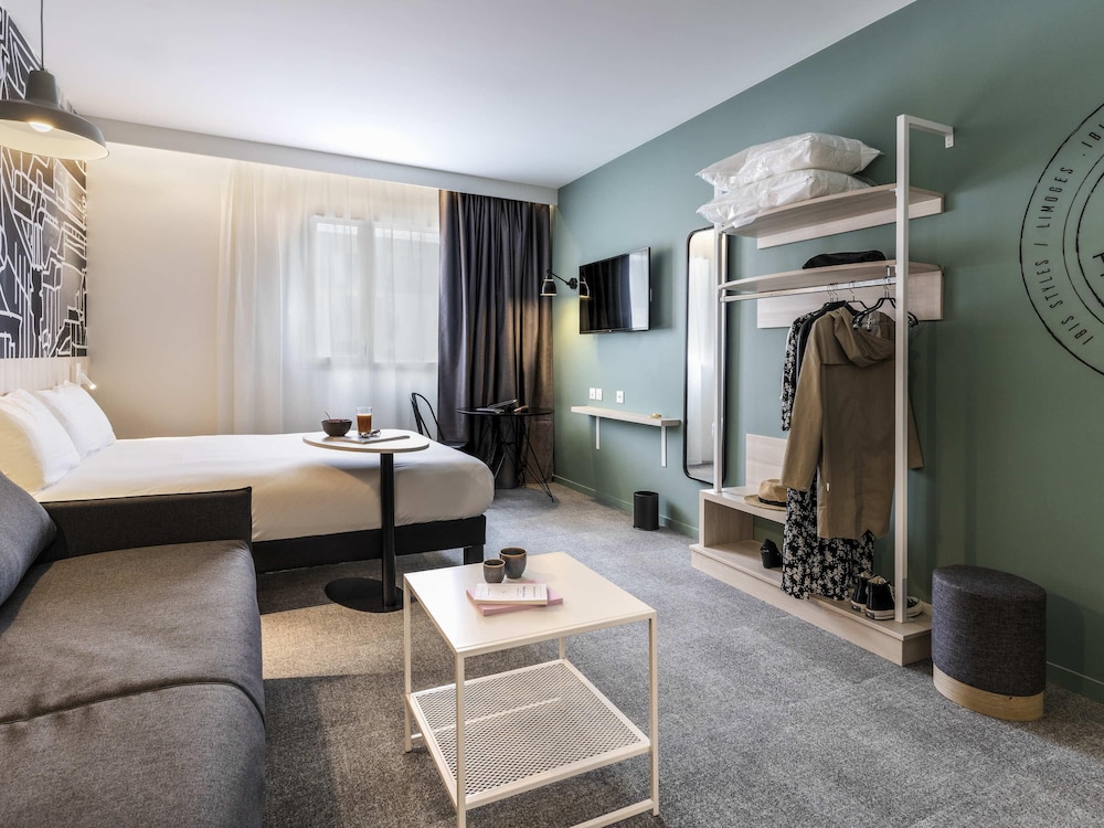 Suite estándar con 1 cama doble y 2 camas individuales del hotel Ibis Styles Limoges Centre. Foto 3