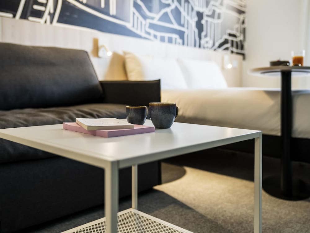 Suite estándar con 1 cama doble y 2 camas individuales del hotel Ibis Styles Limoges Centre. Foto 5