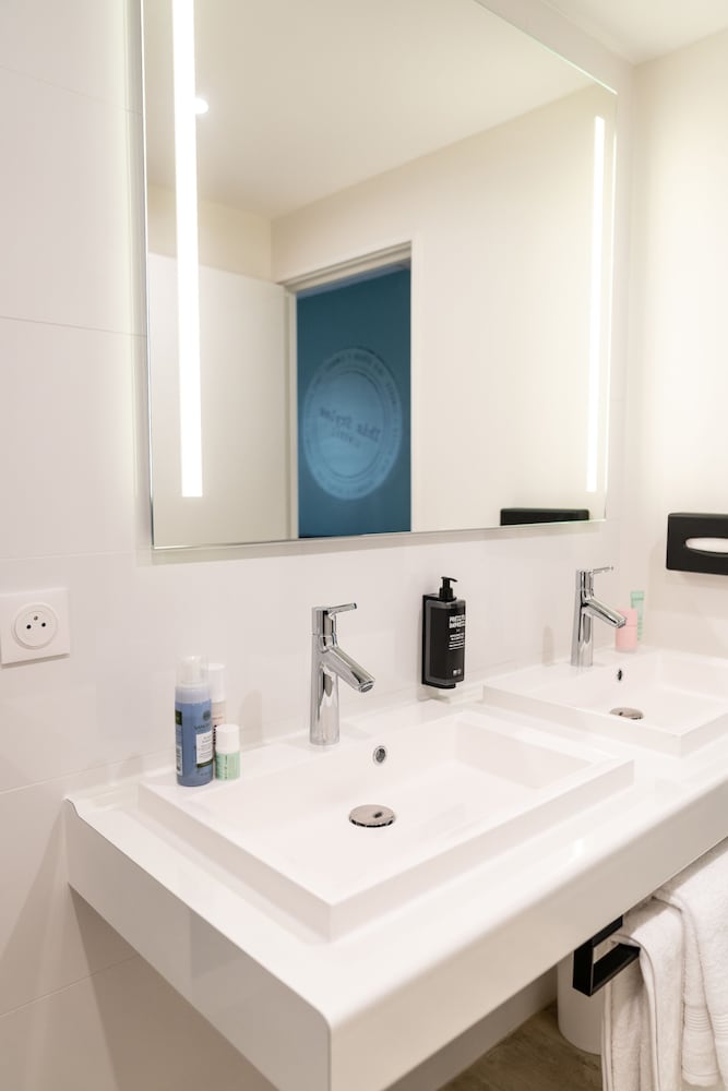 Suite estándar con 1 cama doble y 2 camas individuales del hotel Ibis Styles Limoges Centre. Foto 6