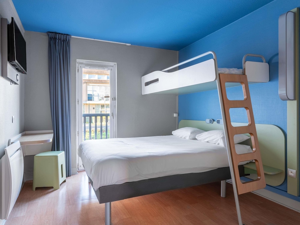 TRIPLE - Habitación con una cama grande y una litera del hotel Ibis Budget Caen Hérouville. Foto 2