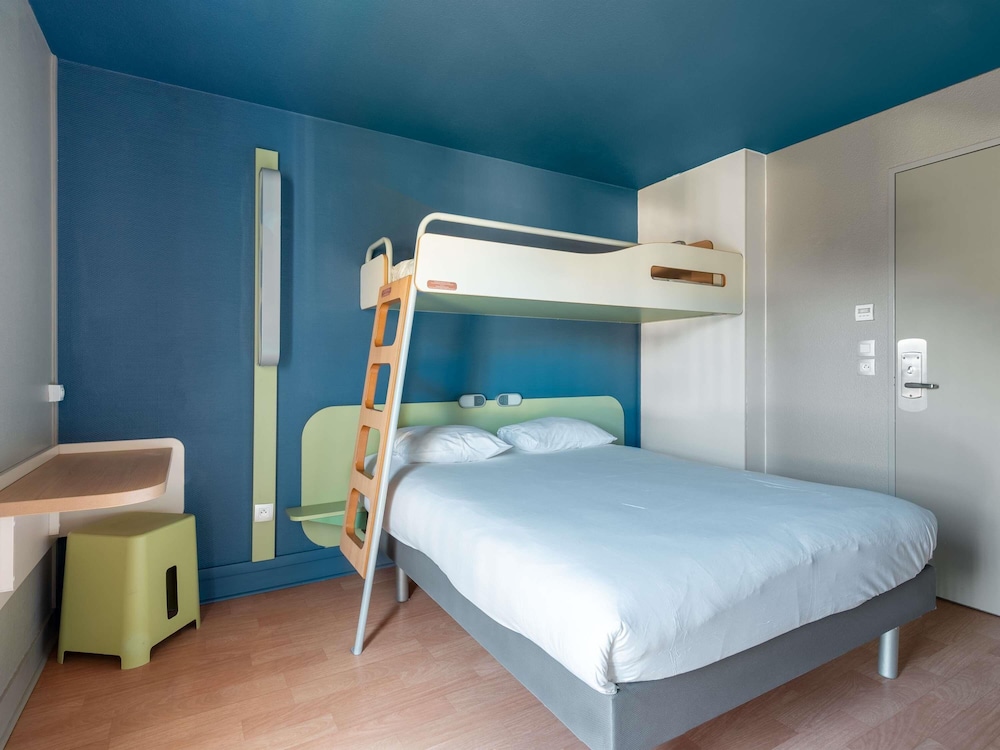 TRIPLE - Habitación con una cama grande y una litera del hotel Ibis Budget Caen Hérouville. Foto 4