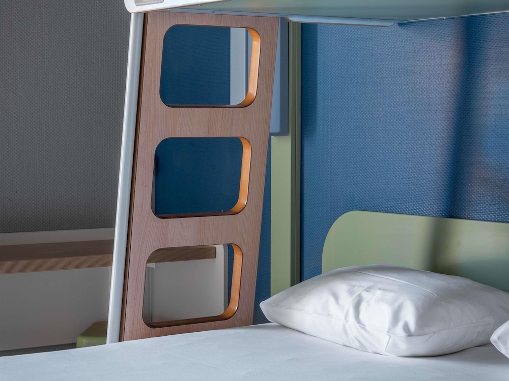 TRIPLE - Habitación con una cama grande y una litera del hotel Ibis Budget Caen Hérouville. Foto 5
