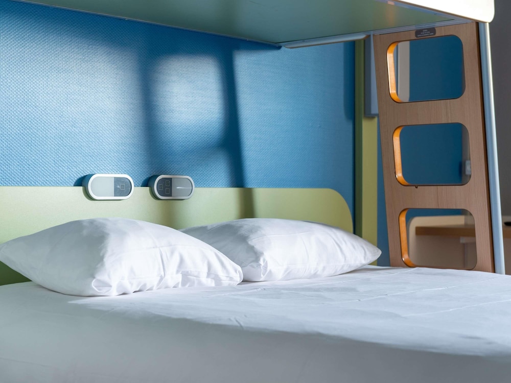 TRIPLE - Habitación con una cama grande y una litera del hotel Ibis Budget Caen Hérouville. Foto 6