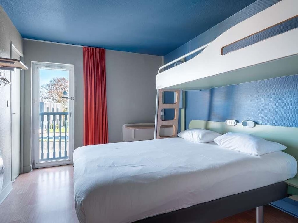 TRIPLE - Habitación con una cama grande y una litera del hotel Ibis Budget Caen Hérouville. Foto 7