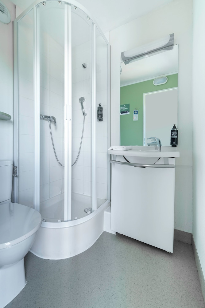 TRIPLE - Habitación con una cama grande y una litera del hotel Ibis Budget Caen Hérouville. Foto 8