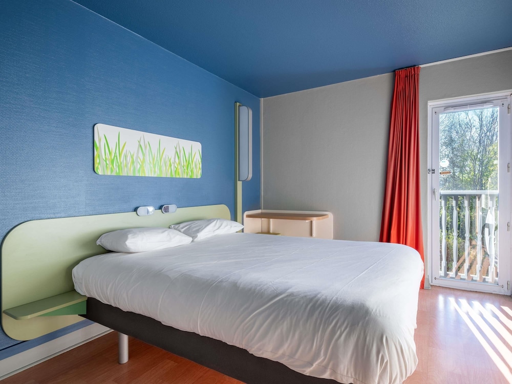 DOBLE - Habitación con una cama grande del hotel Ibis Budget Caen Hérouville. Foto 1