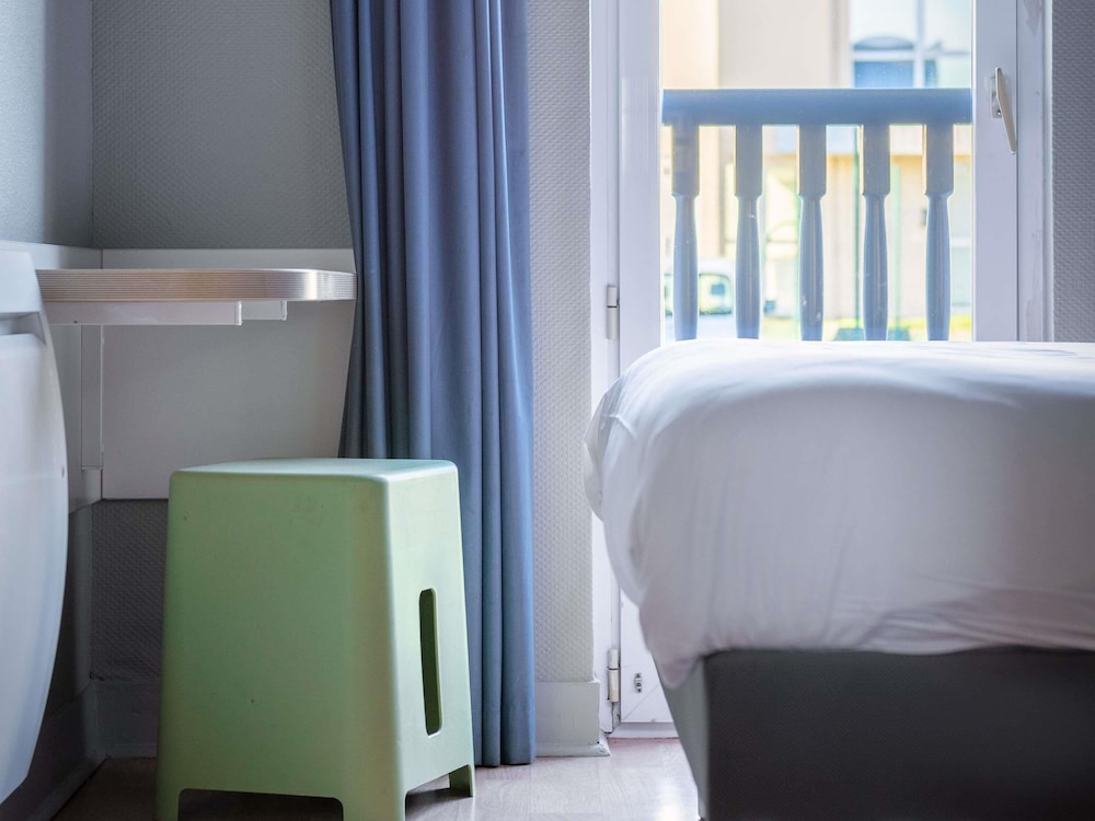 DOBLE - Habitación con una cama grande del hotel Ibis Budget Caen Hérouville. Foto 2