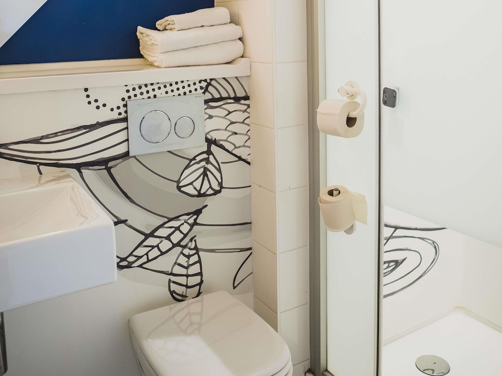 HABITACIÓN TWIN con 2 camas individuales del hotel ibis budget Dijon Saint Apollinaire. Foto 1