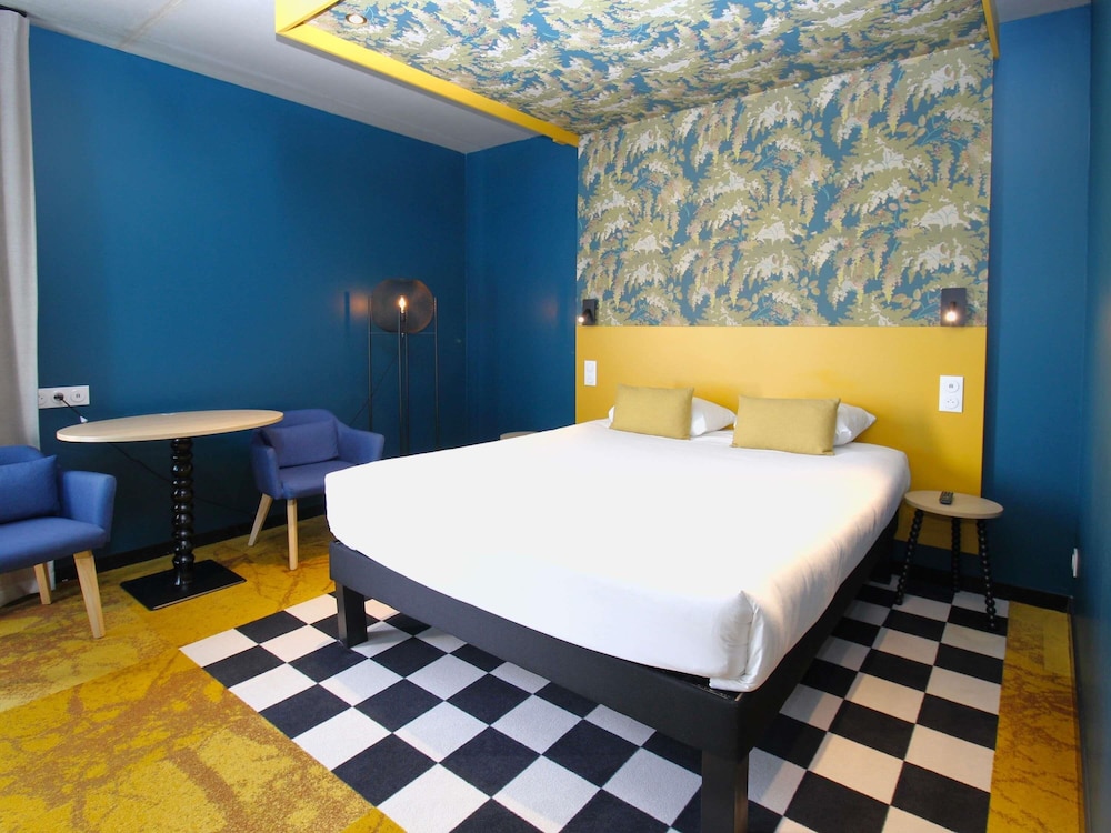 Habitación Superior con una cama doble y sofá cama para una persona del hotel ibis Styles Dijon Sud Domaine De Beauregard. Foto 1