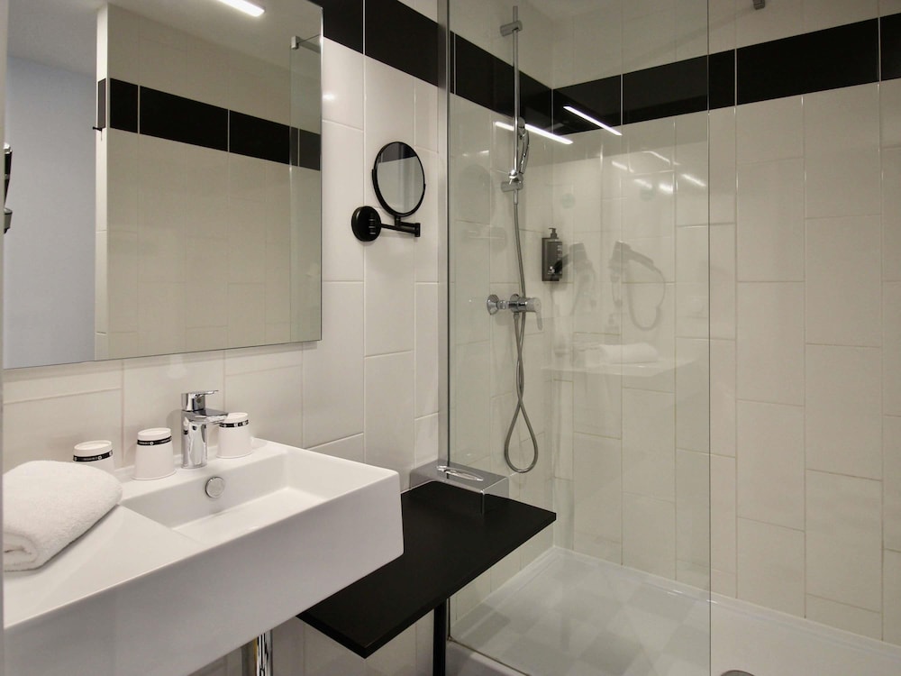 Habitación Superior con una cama doble y sofá cama para una persona del hotel ibis Styles Dijon Sud Domaine De Beauregard. Foto 4