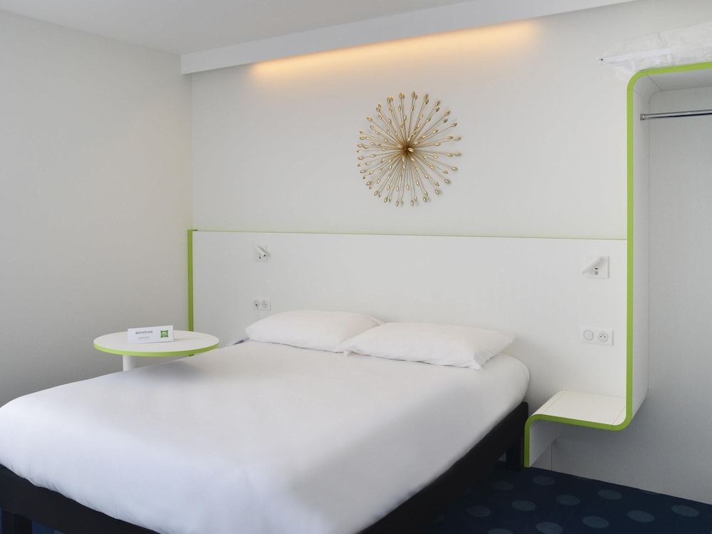 Habitación estándar con una cama doble del hotel ibis Styles Fougères