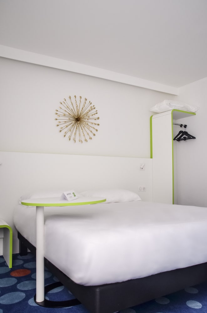 Habitación estándar con una cama doble del hotel ibis Styles Fougères. Foto 1