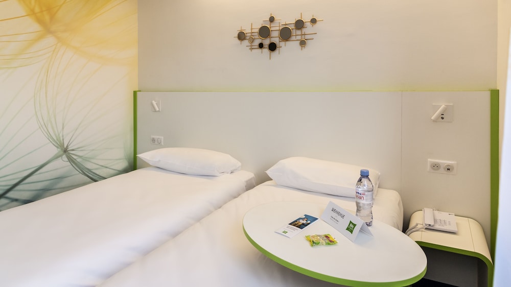 Habitación estándar con una cama doble del hotel ibis Styles Fougères. Foto 2