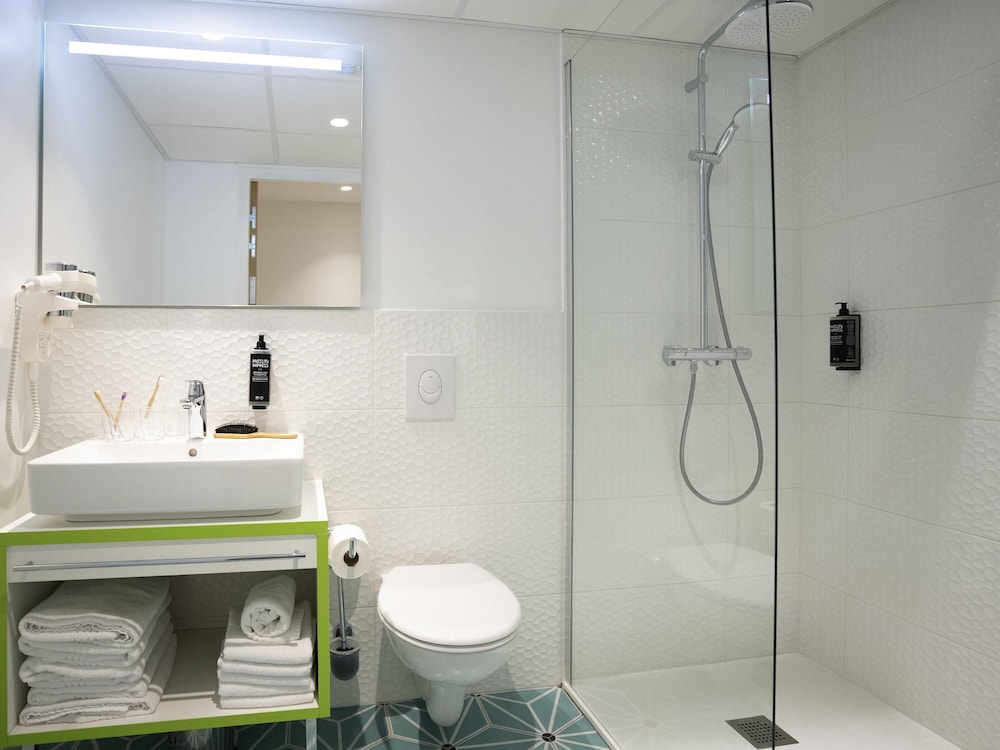 Habitación estándar con una cama doble del hotel ibis Styles Fougères. Foto 4