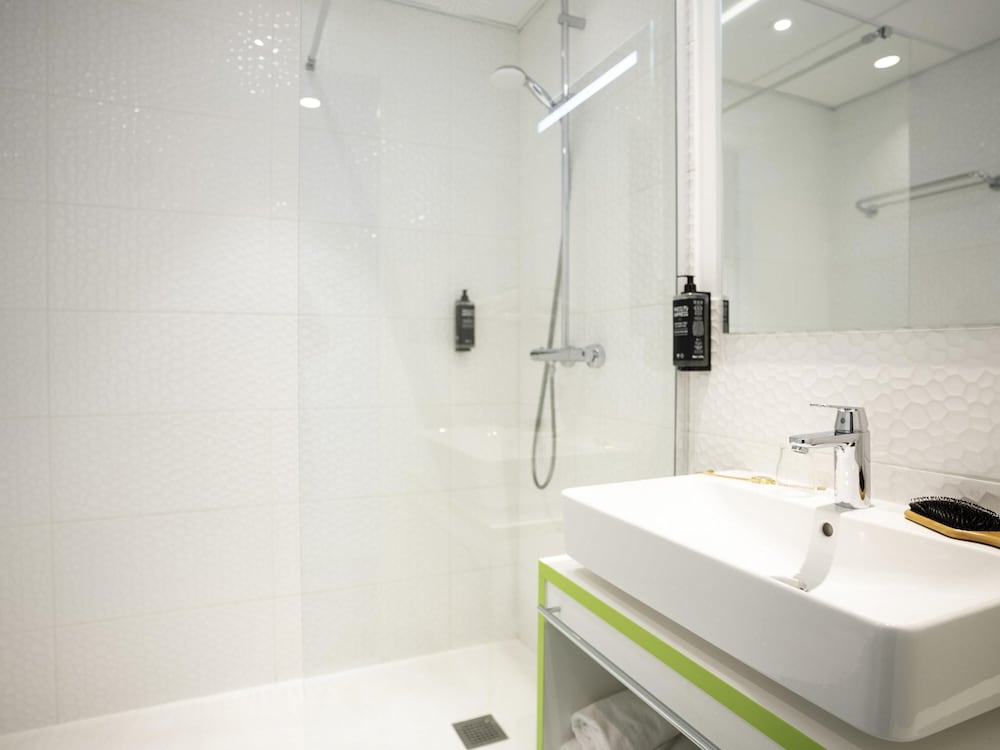 Habitación estándar con una cama doble del hotel ibis Styles Fougères. Foto 6